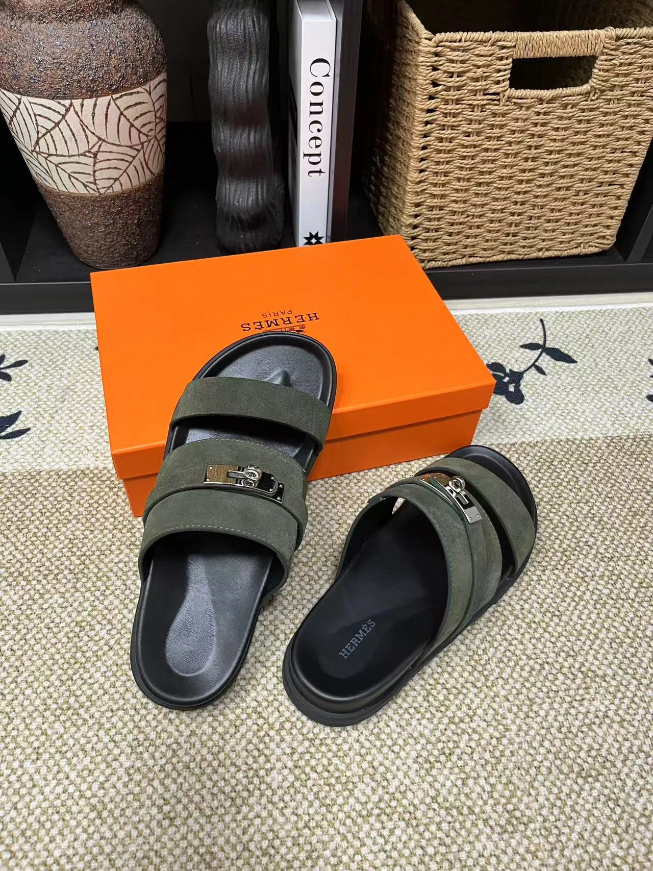 P300 Hermes men's Kazimir slippers - top-quality woven calfskin functional sandals with interwoven uppers inspired by the "H" iconic pattern to create a casual look, perfect for summer. Imported cowhide + cowhide lining + TUP outsole Size: 36-46 couple model